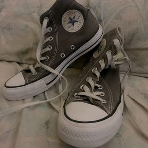 Vintaged sneakers, size 7.5. Still in good condition. Grey n white (worn label)